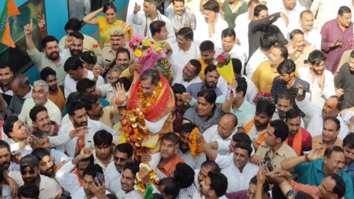 Saharanpur: Minister of State Brijesh Singh, returned as a minister, welcomed with flower garlands