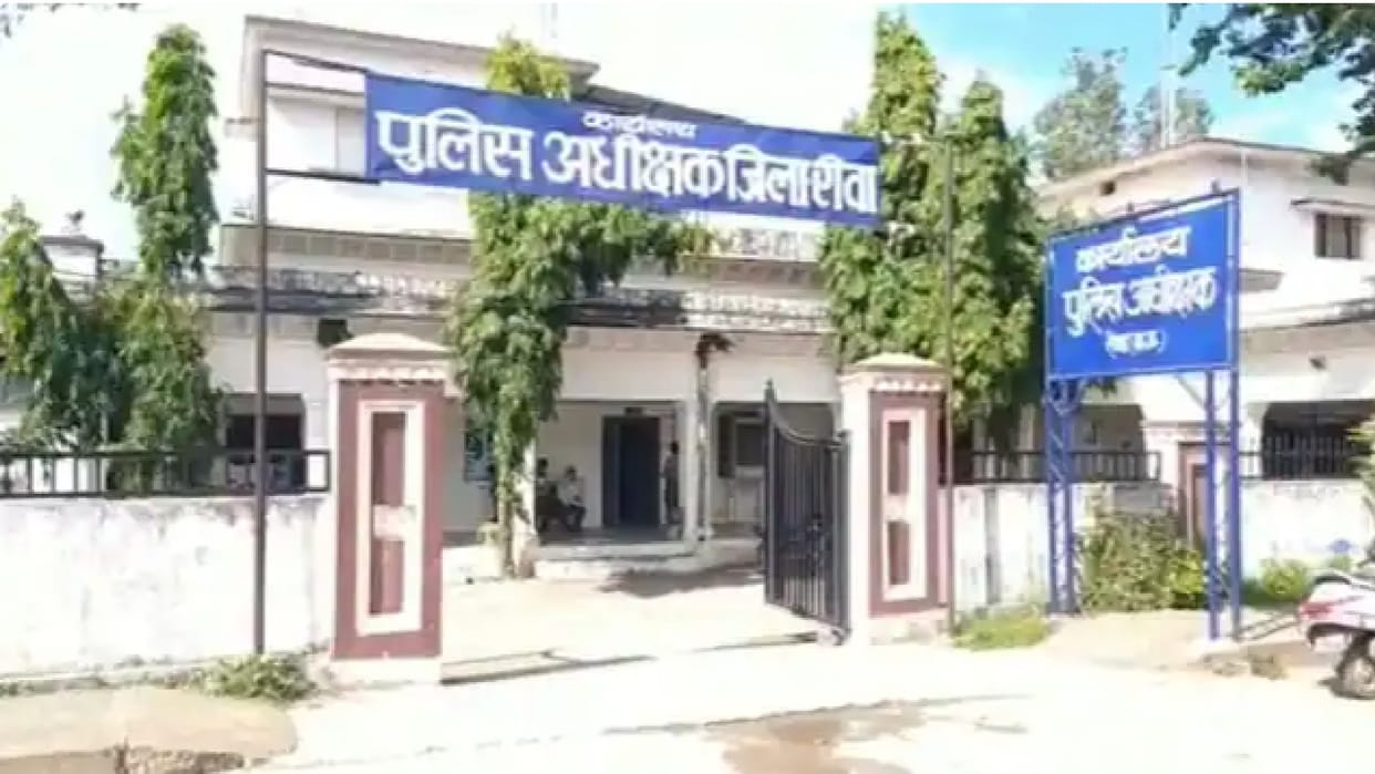 Companions took away the vicious criminal from police custody on the pretext of drinking tea in Rewa, 4 negligent constables suspended