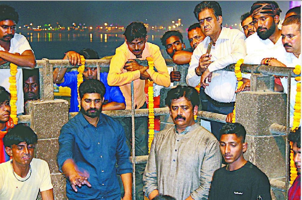 Gorakhpur BJP MP Ravi Kishan elder brother dies funeral held in Varanasi