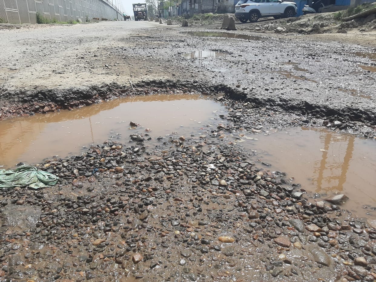 Problems of farmers made pits on the link road in Samalkha