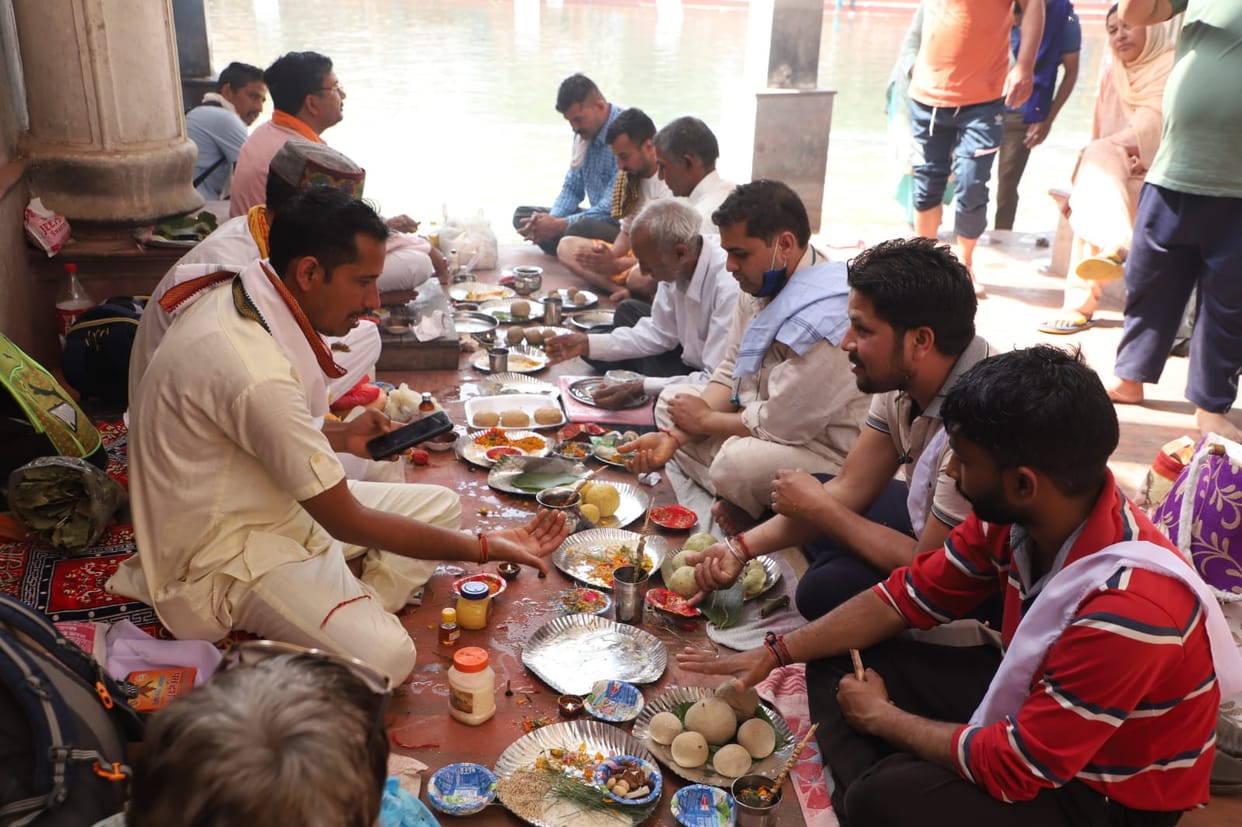 Devotees reached Saraswati Tirtha for the peace of the souls of ancestors , Kurukshetra