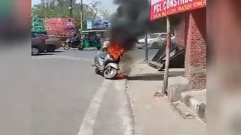moving scooty caught fire on the road in agra