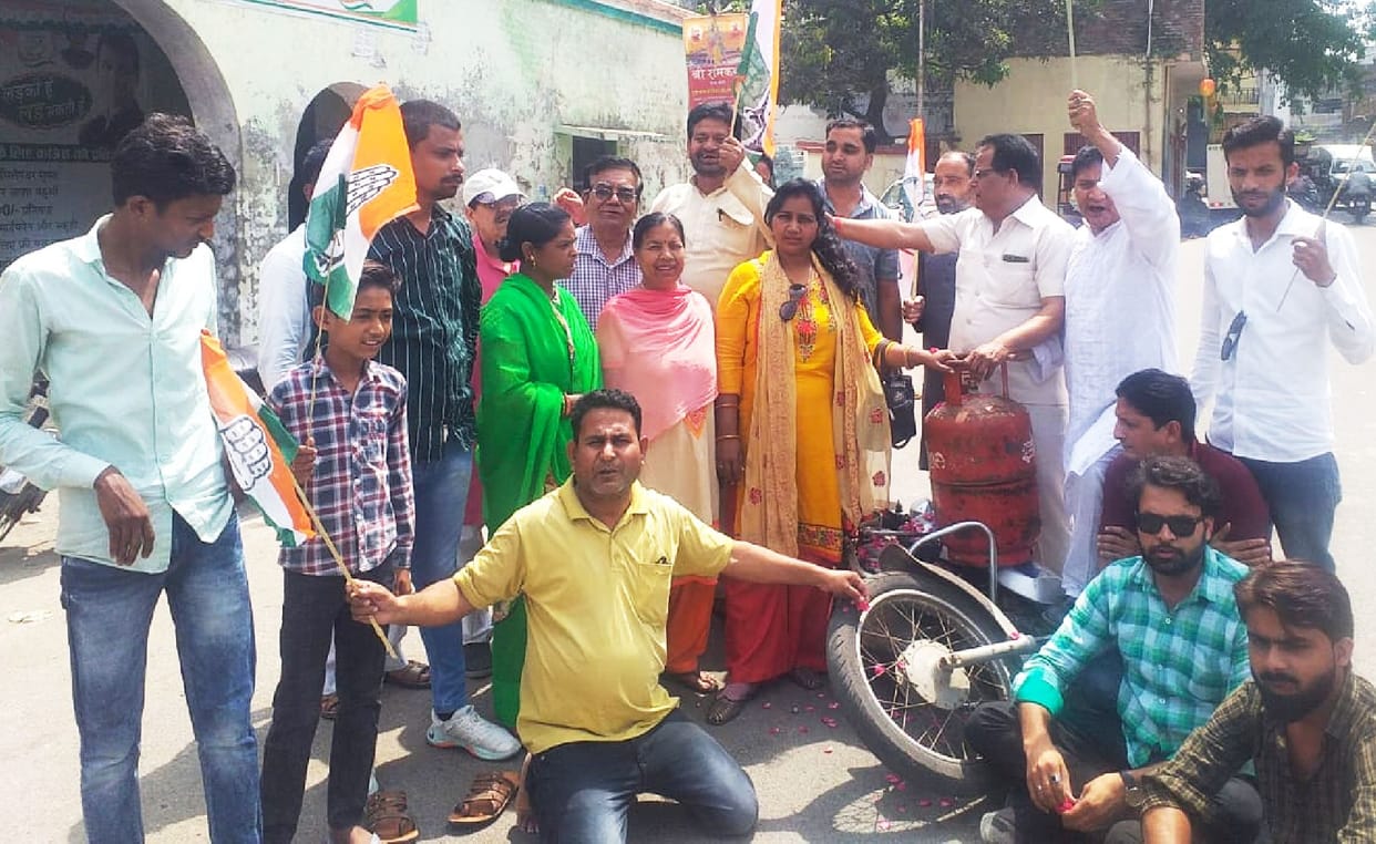 Congress demonstrated against the price hike of petrol and diesel