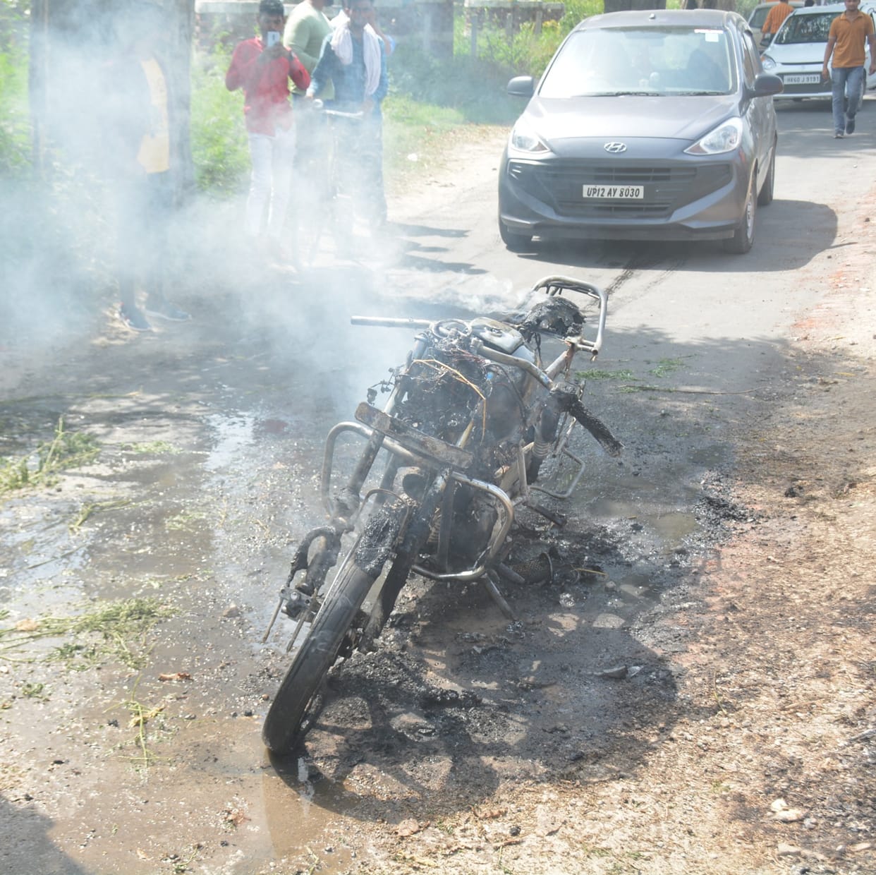 Moving bike became a ball of fire, mother and son saved