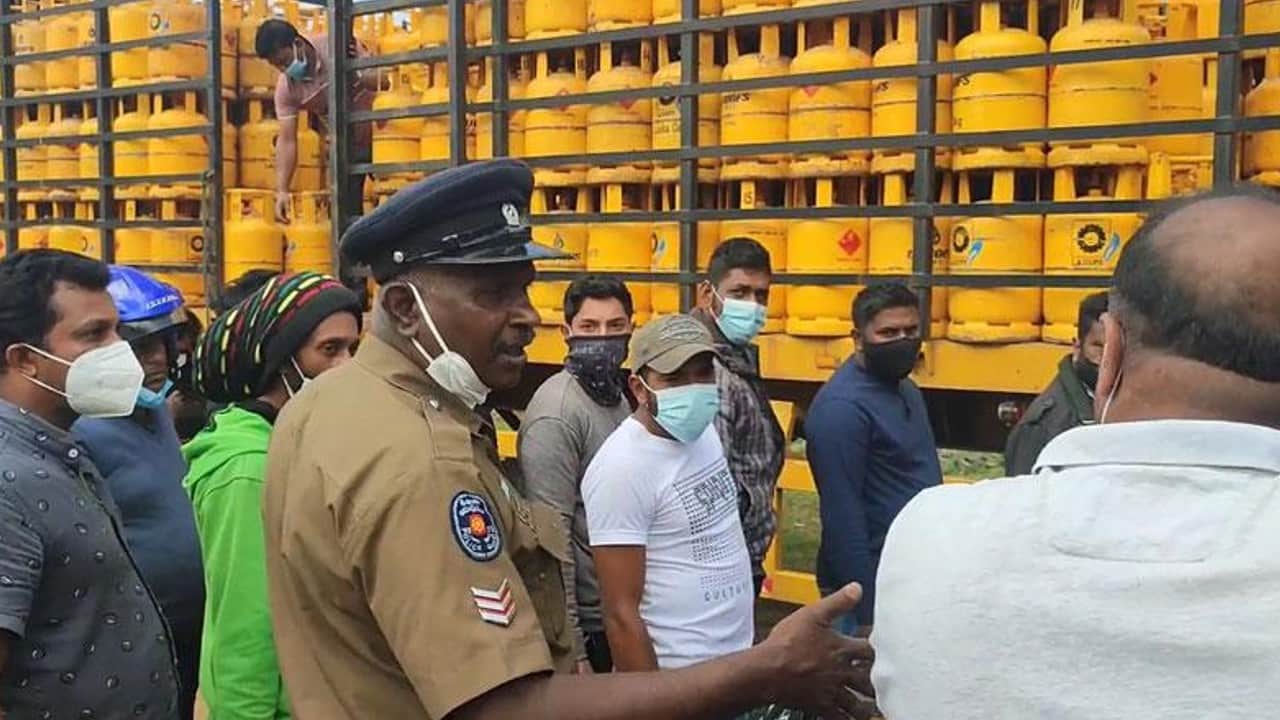 Why is Sri Lanka Facing Economic Crisis: Sri Lanka Power Cut, Fuel Price Hike, Medicine Shortage All You Need to Know in Hindi