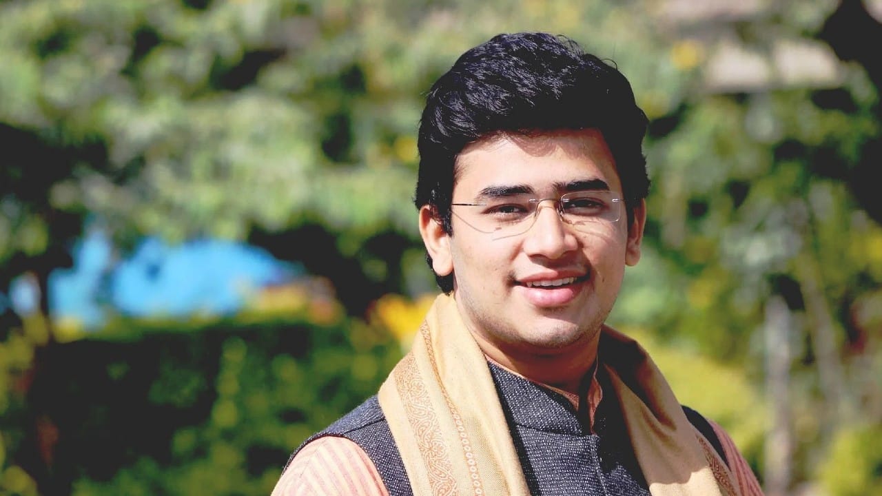 who is tejasvi surya bharatiya janata yuva morcha president accused for attack on kejriwal house