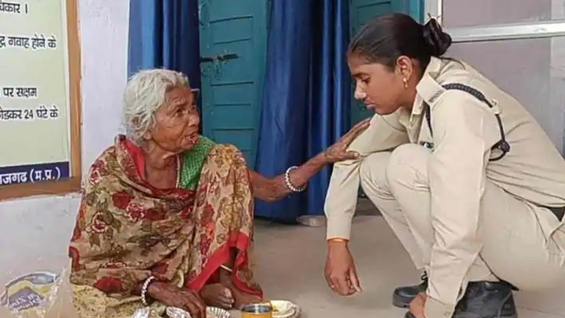 Crying story of 70-year-old old woman: sons snatched land, pension, jewelry, daughter-in-law beats for asking for food