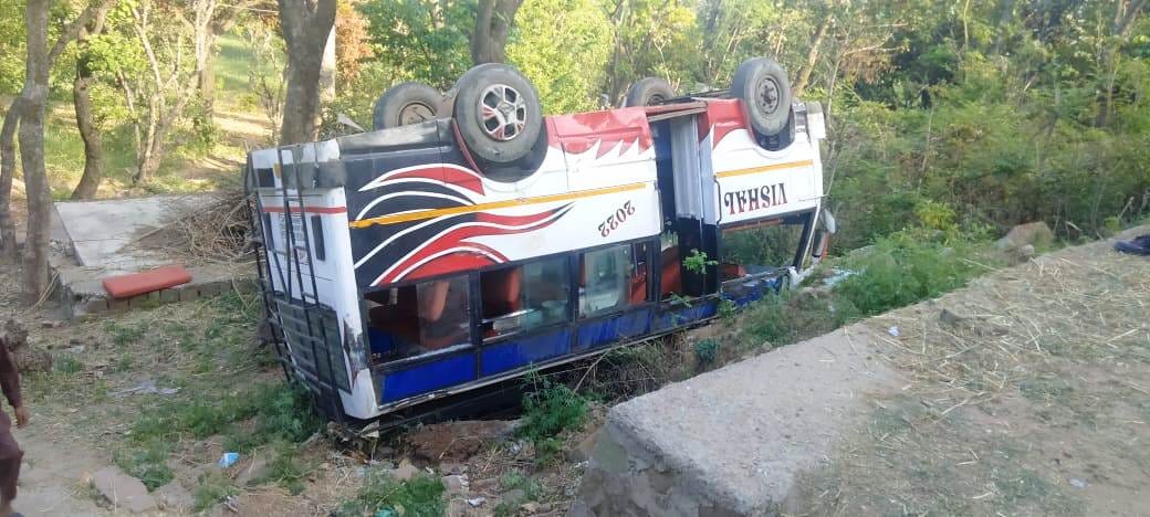 Uncontrollable Matador overturned on the roadside in Lansi, six passengers injured