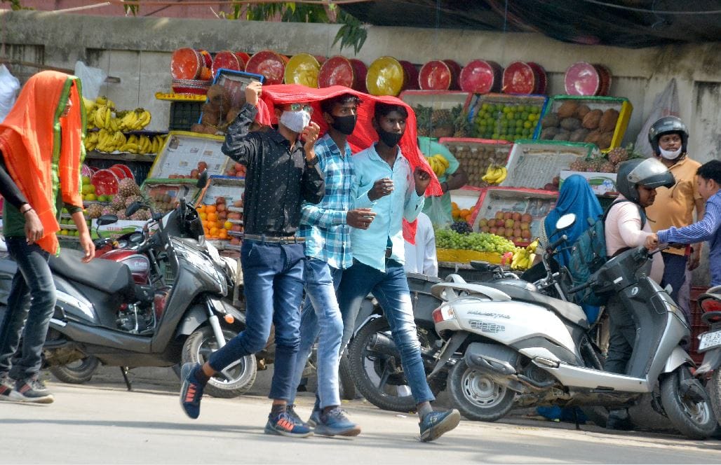 Weather update news varanasi Purvanchal hot winds increased people problem possibility of drizzle next week