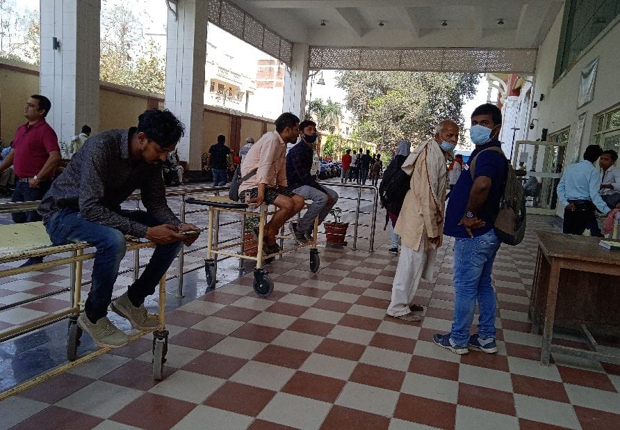 Stretcher crisis continues in BHU hospital, patient-family helpless
