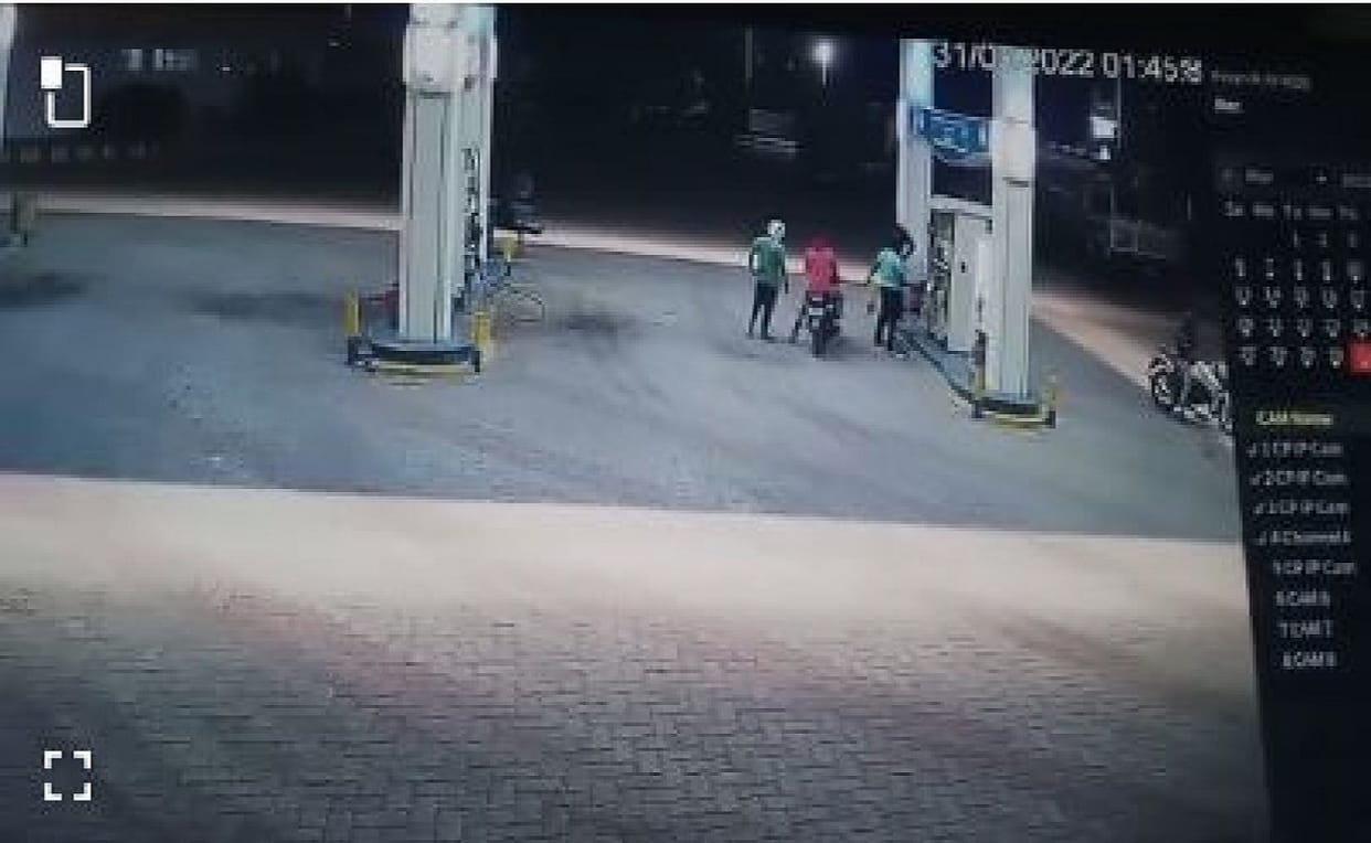 loot in varanasi  at two places RS 70 thousand looted from petrol pump salesman and 56 thousand from truck driver
