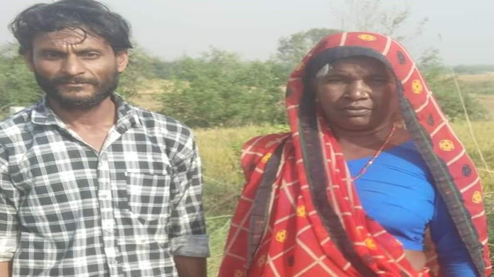 woman wearing red sari stopped the train after who  seeing the broken track in etah