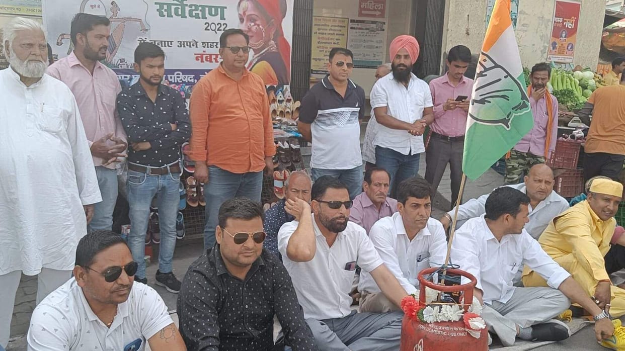 Congress congratulated by feeding sweets to the public on rising inflation