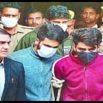 आरोपियों कश्मीरी छात्रों को ले जाती पुलिस (फाइल)