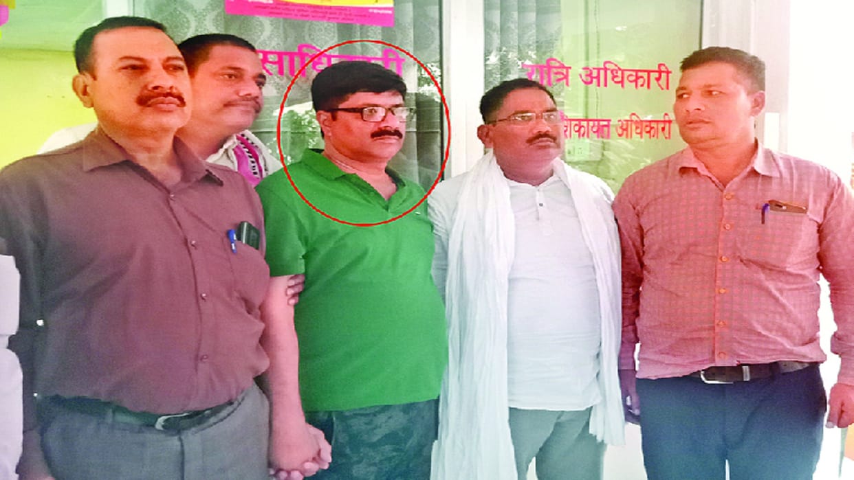 police post in-charge arrested for taking bribe in kannauj, four suspended including police officer after video of counting money went viral in sambhal