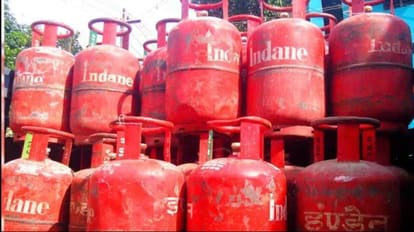LPG Prices: घरेलू सिलेंडर के बाद वाणिज्यिक सिलेंडर के दामों में भी कटौती, इतनी कम हुई कीमत, जानें LPG Commercial Cylinder prices reduced by oil Marketing companies after Domestic Gas prices news and updates