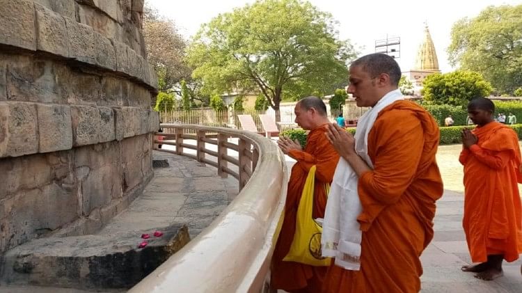 Actor Gagan Malik Visit Sarnath Varanasi Worshiped As Monk At Shrine Of