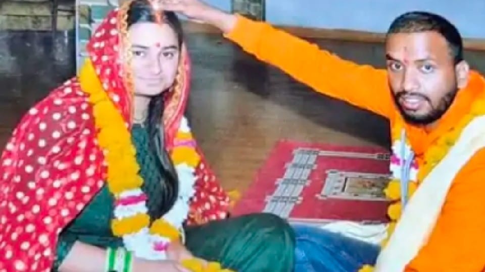 आरोपी आकाश ने उज्जैन की रितिका से प्रेम विवाह किया था।