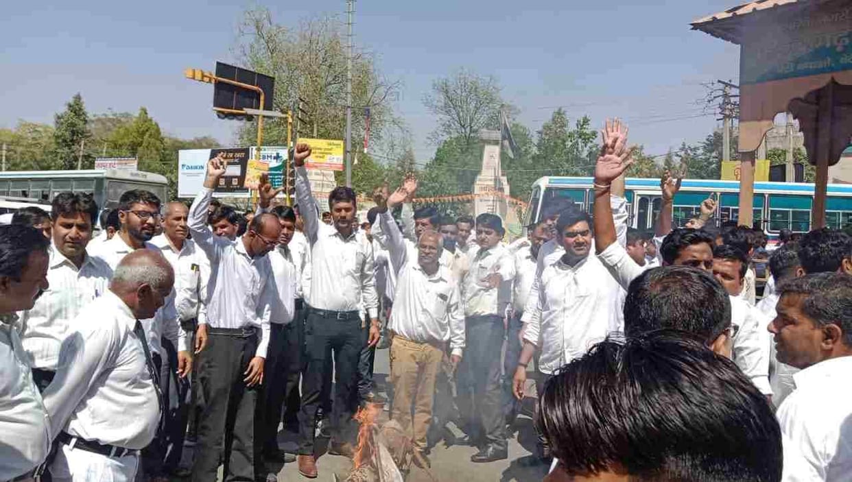 Lawyers demonstrated against the registration of a case against the advocate