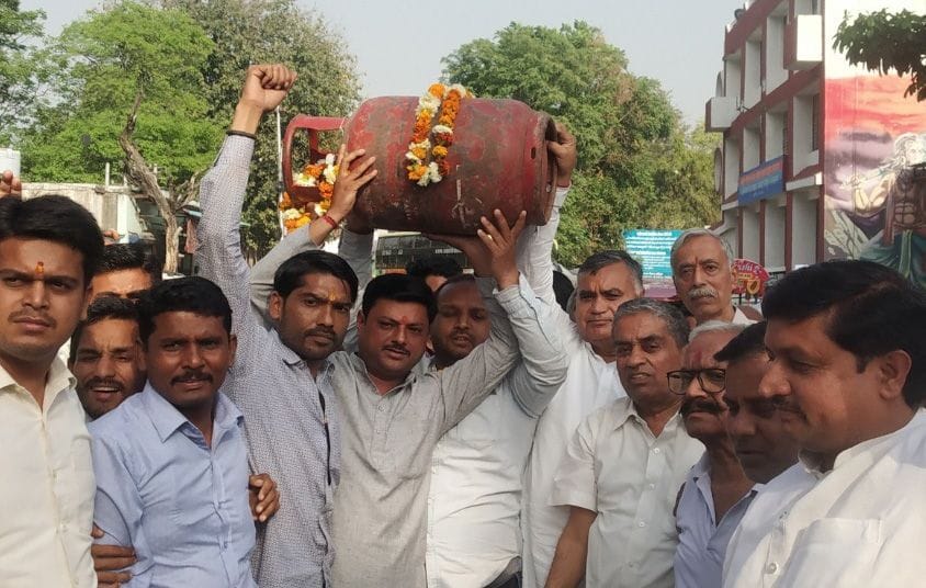 Protest against inflation by garlanding gas cylinders