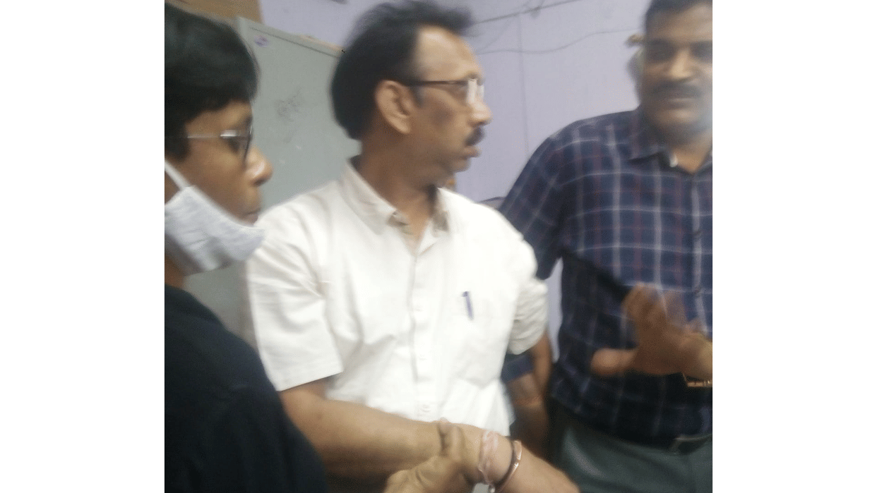 Action of Bhopal Lokayukta: Accountant arrested for demanding bribe to report in favor of sacked employee