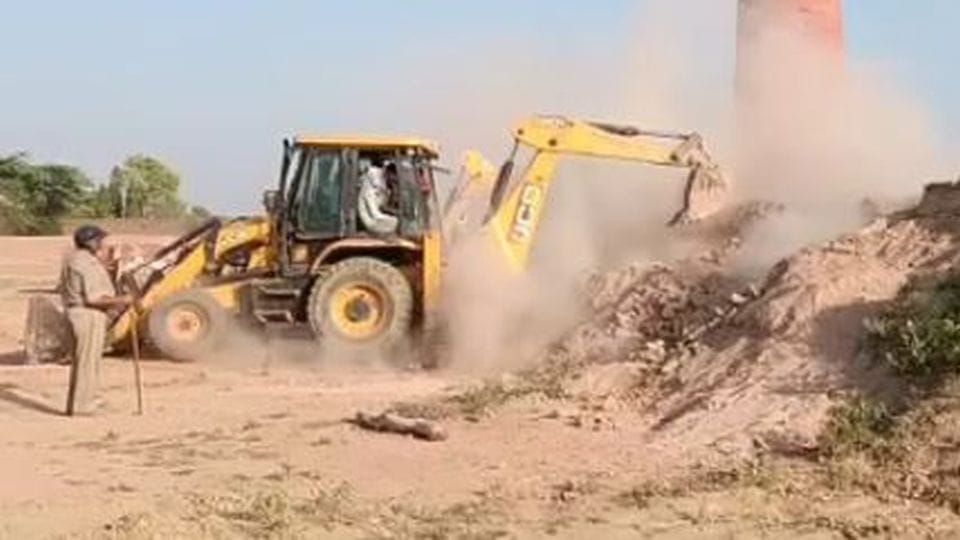 Ambedkar Nagar: When the bulldozers reached home, they reached the police station, five accused were absconding in the rape case