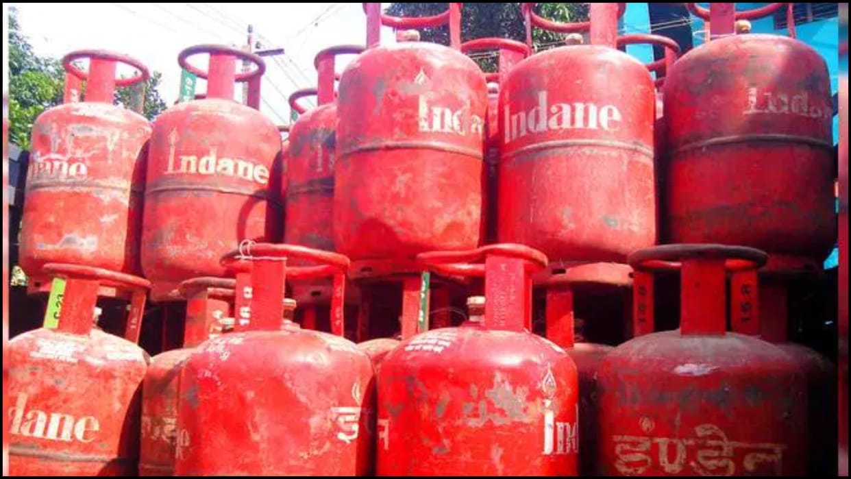 Commercial Gas Cylinder Rate Reduced at 25 Rupees Know LPG Price Today 1 October 2022