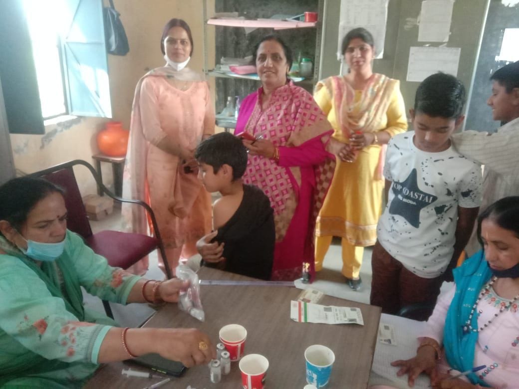 Amar Ujala Health Campaign: Government schools ahead of private schools in vaccination