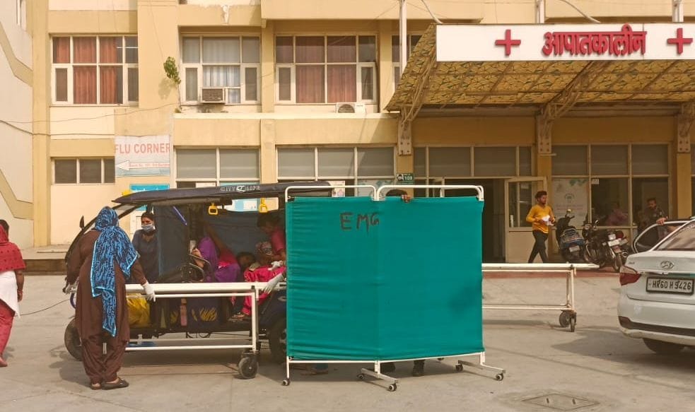 Employees did not come even after being called twice, woman gave birth to a girl child in e-rickshaw after emergency
