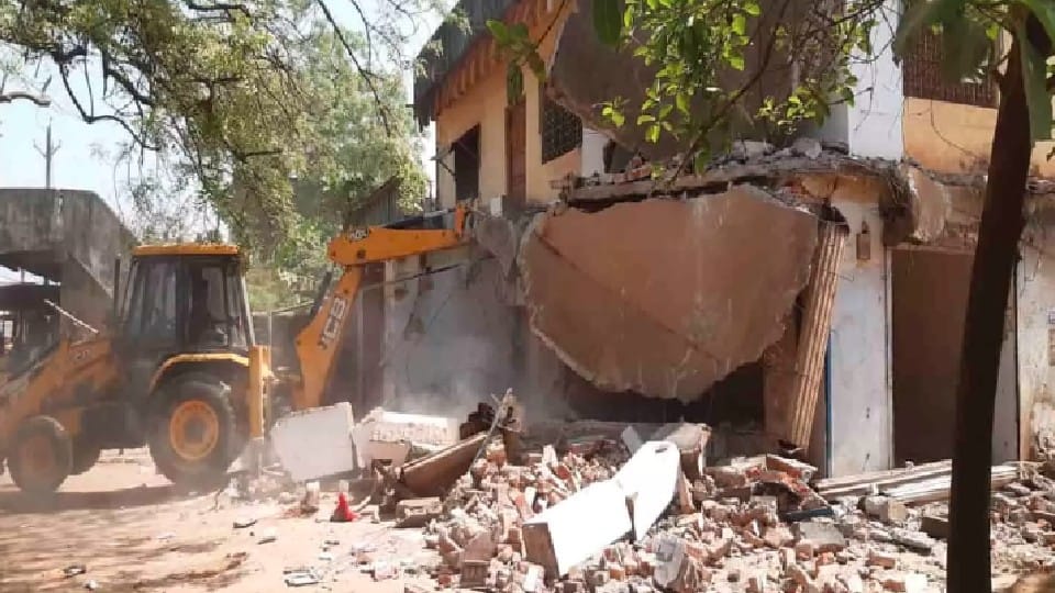 'Bulldozer' is gaining momentum in MP: Now the luxurious house of the accused of rape in Rewa's Sirmaur has been demolished