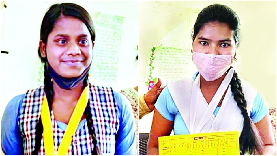 amar ujala abhiyan education school given medals to girl students for motivating in agra