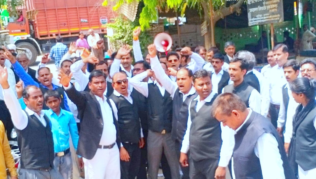 strike of advocates in Safipur, unnao