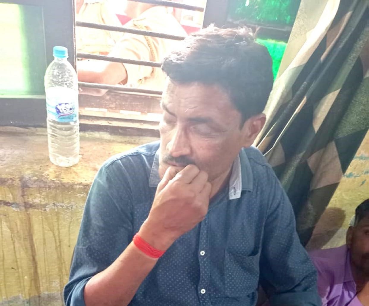 Drunk police man attacked fellow with knife in jalaun