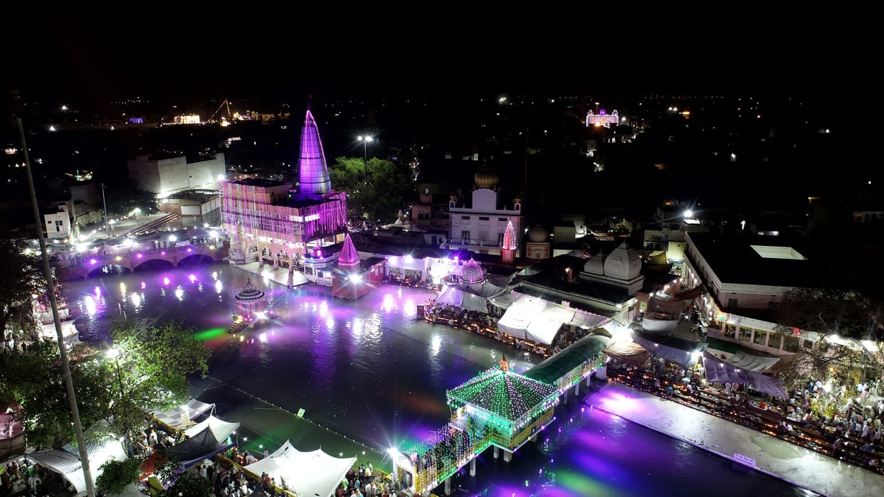 Devotees performed tarpan by donating Pind for the sake of ancestors