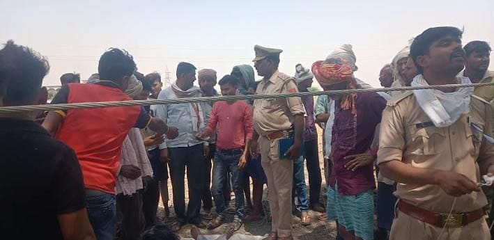 hit by high tension line Tractor driver dies, angry relatives jammed