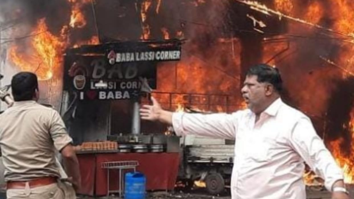 The accident happened in the dense market of Aminabad: Fire broke out in the paper market at Guian Road intersection, six were rescued, eight fire tenders found control in one and a half hours