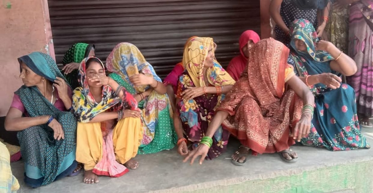 Liquor shop near Devasthan, women on strike