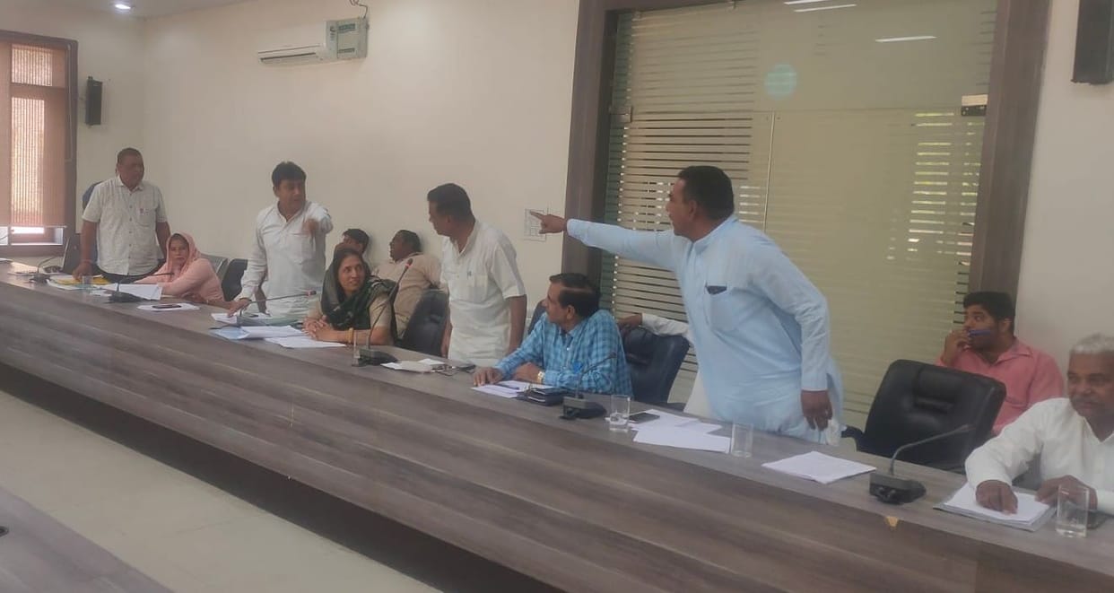 BJP-Congress councilors clash over cutting illegal colonies