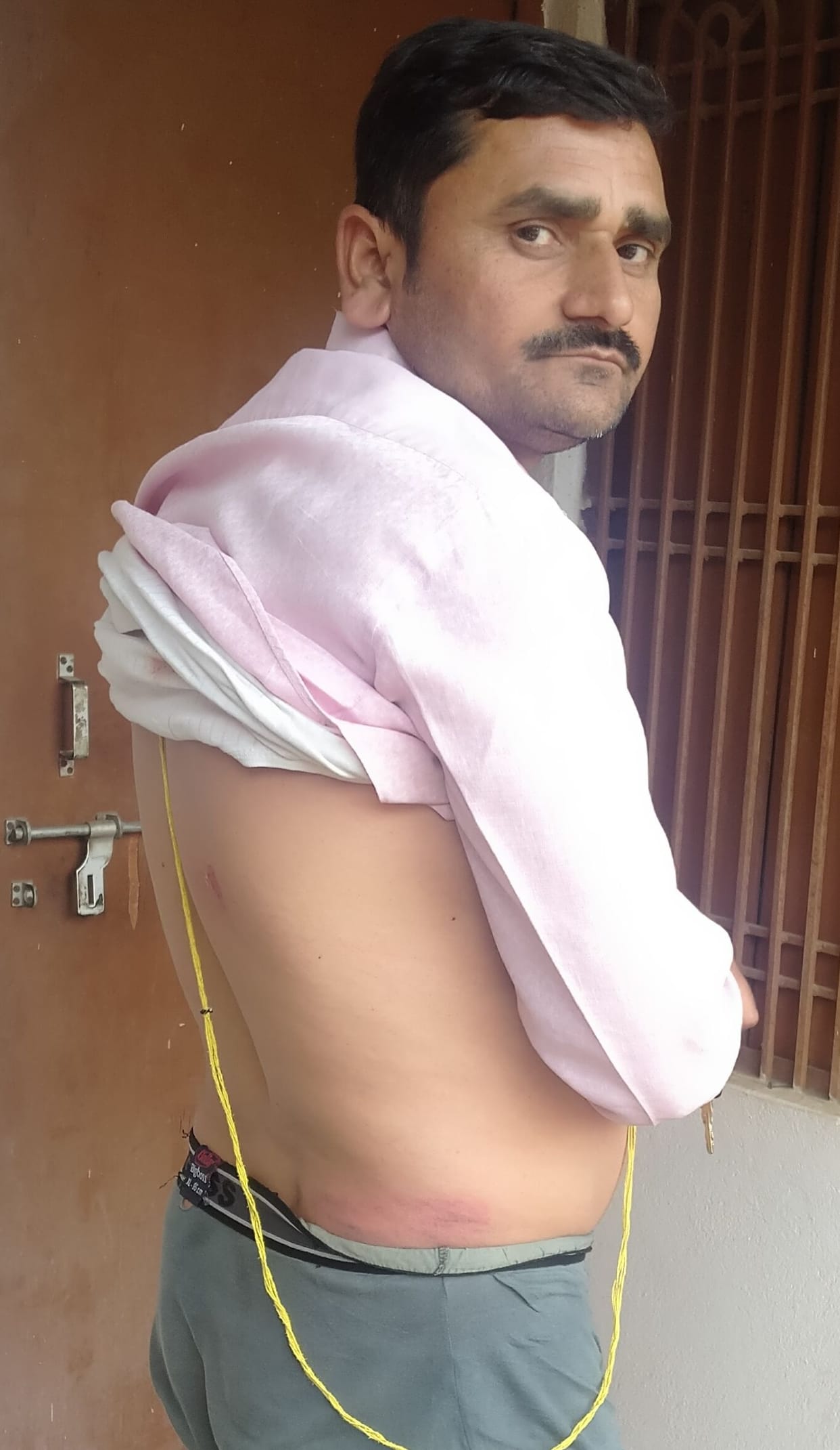 Youth was beaten up with sticks for asking the reason for the jam