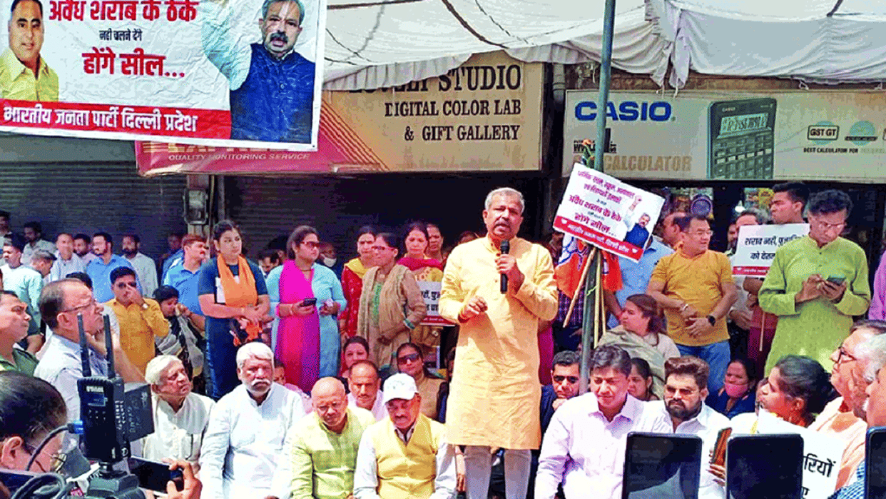 Delhi: BJP seals liquor shops in 14 districts burns CM Kejriwal effigy