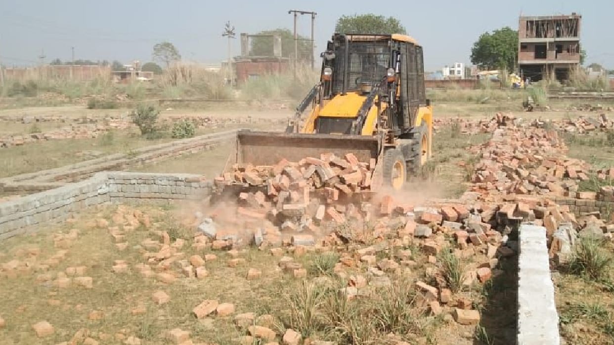 Ateeq ahamad Bulldozers run on illegal plating of close relatives of Mafia Ateeq