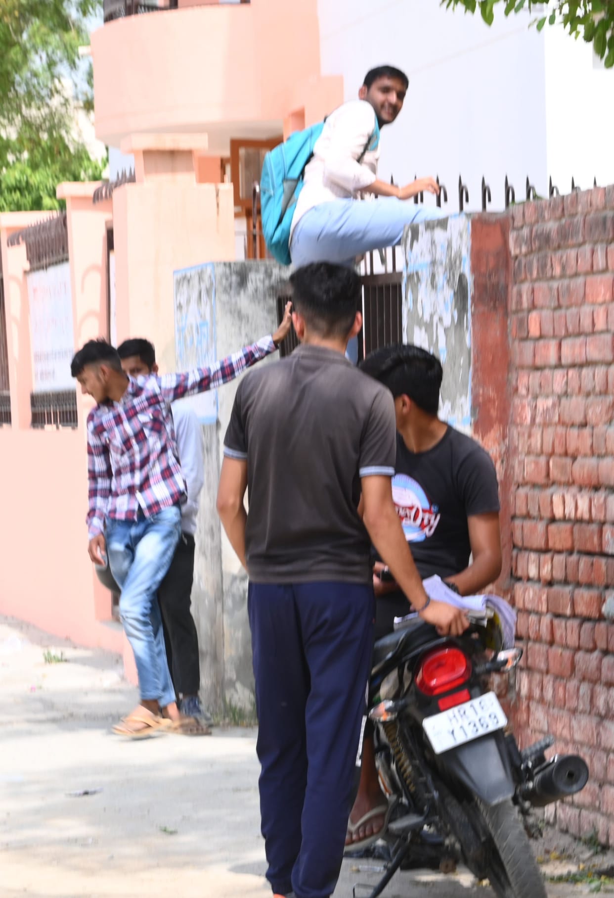 There is a lot of enthusiasm among the youth for copying, climbed 14 feet high wall