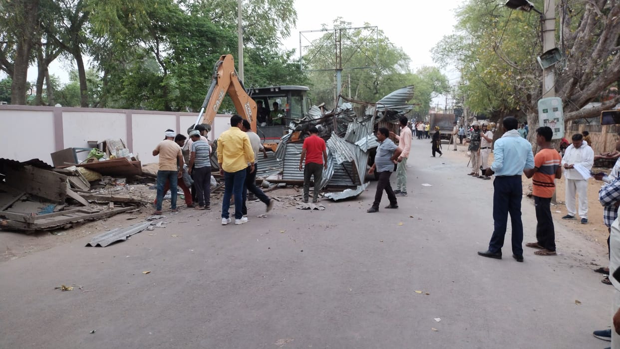 Municipality carried out bulldozers on encroachment, broke the kiosks, clashes between officials and shopkeepers