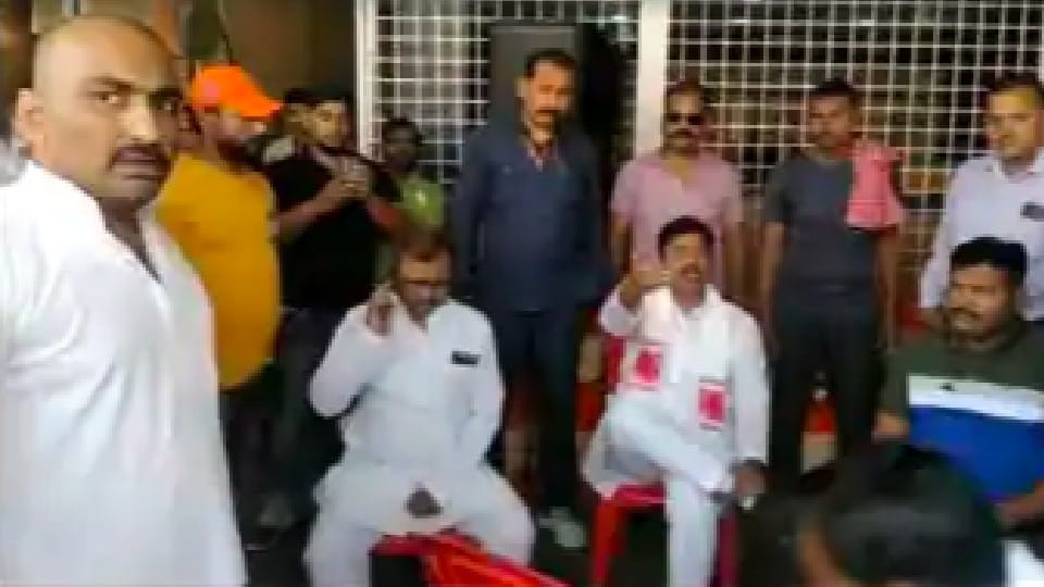 Rewa: MLA arrived to close the liquor shop, the matter heated up after a dispute with the contractor, MLA sitting on dharna
