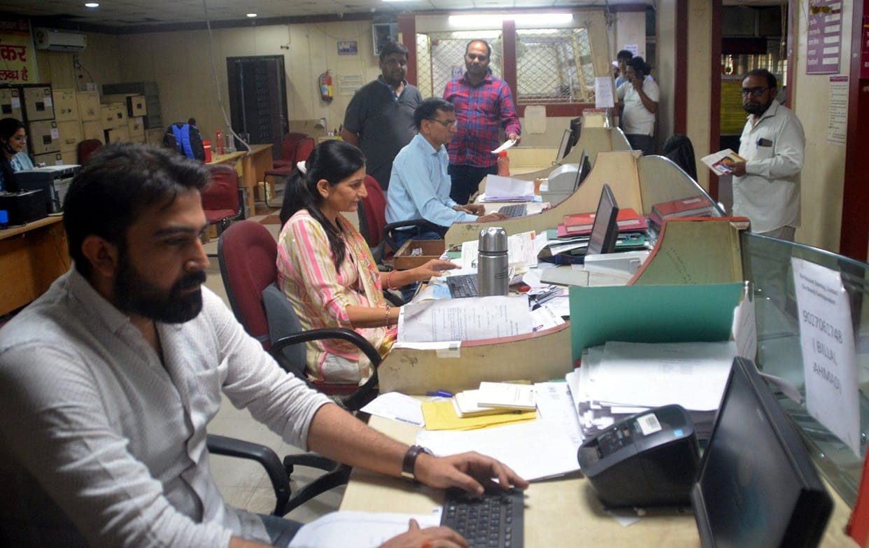 On the last day of the financial year, the settlement of bills of 16 crores from the treasury