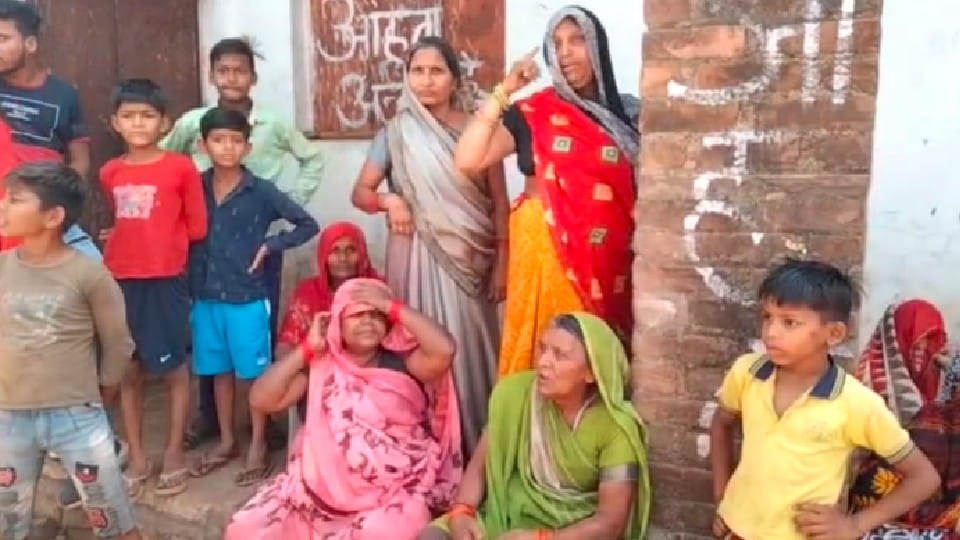 Shivpuri: Women opened a front in protest against the liquor shop, the officer who arrived after the uproar closed the shop