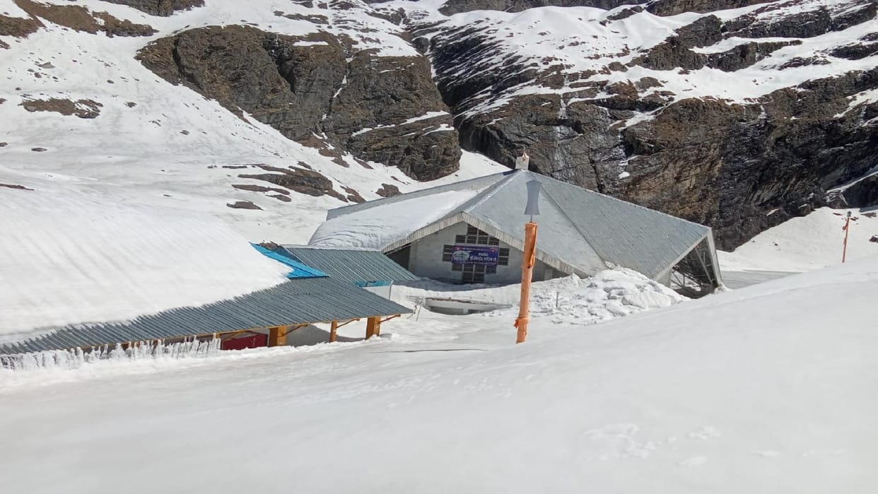 Uttarakhand Weather Updates Summer season in all the four dhams, somewhere the snow completely melted, somewhere less remained