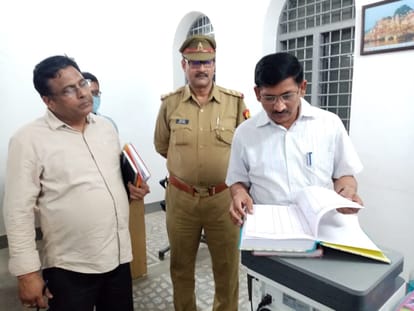 Head constable suspended for misbehaving with BJP leaders in varanasi  demand for action on station in charge