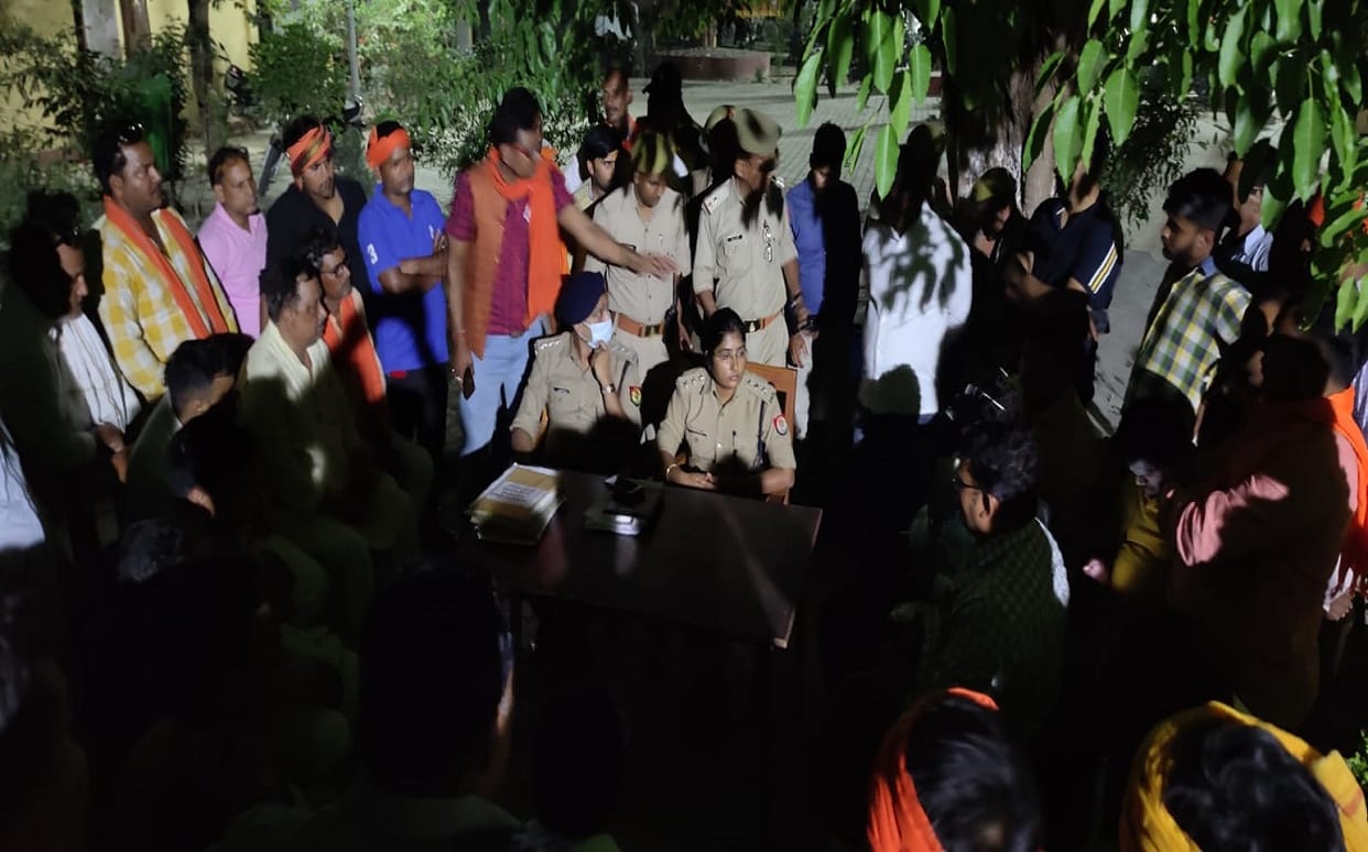 Head constable suspended for misbehaving with BJP leaders in varanasi  demand for action on station in charge