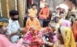 फोटो-7/8-बलरामपुर के शक्तिपीठ देवीपाटन मंदिर में पूजा अर्चना करते श्रद्घालु।-संवाद